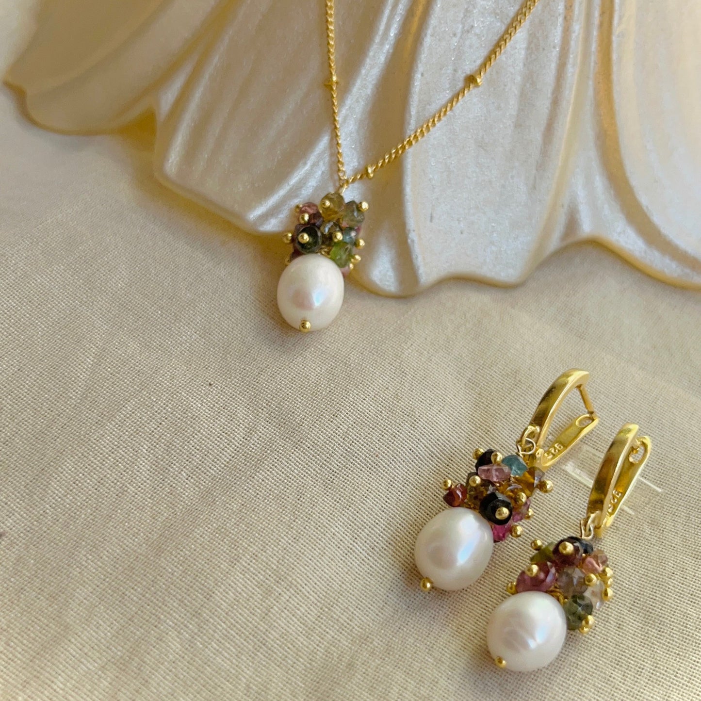 Nayaab Pendant Set with Earrings