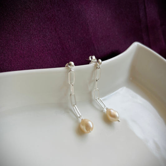 Dhara Pearl Earring