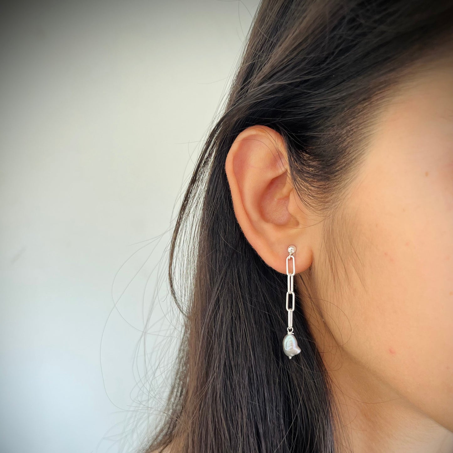 Dhara Grey Pearl Earring