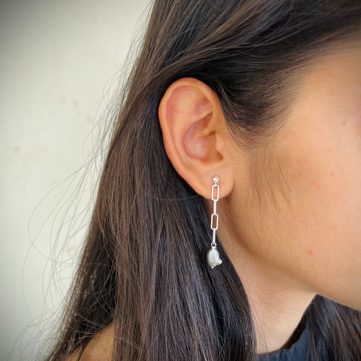 Dhara Grey Pearl Earring