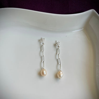 Dhara Pearl Earring