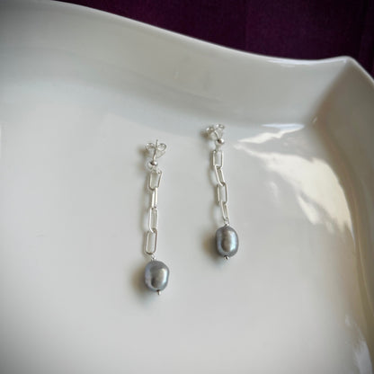 Dhara Grey Pearl Earring