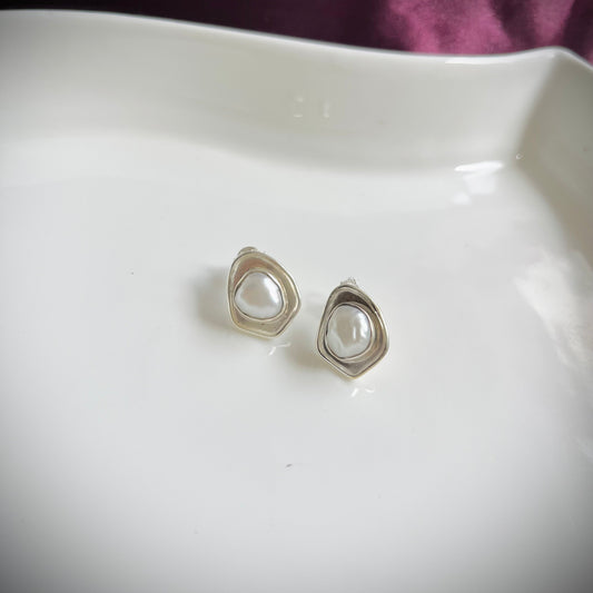 Sculpt Pearl Earstuds